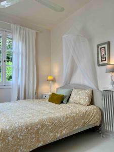 Ένα ή περισσότερα κρεβάτια σε δωμάτιο στο Wisteria Villa Corfu