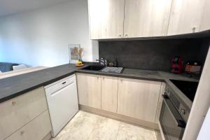 Køkken eller tekøkken på JUAN LES PINS - 4 people - swimming pool