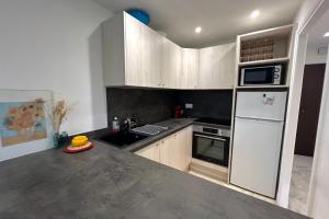 Køkken eller tekøkken på JUAN LES PINS - 4 people - swimming pool