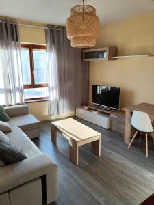 Telewizja i/lub zestaw kina domowego w obiekcie Apartamento Shenzhen en Astorga Camino de Santiago Cochera bicis