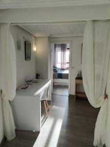 Łóżko lub łóżka w pokoju w obiekcie Apartamento Shenzhen en Astorga Camino de Santiago Cochera bicis