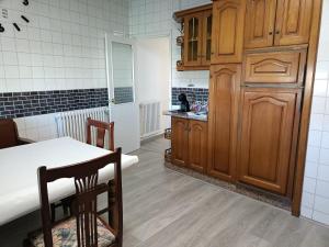 Kuchnia lub aneks kuchenny w obiekcie Apartamento Shenzhen en Astorga Camino de Santiago Cochera bicis
