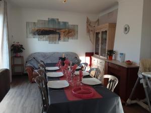 una sala da pranzo con un tavolo con bicchieri da vino sopra di Maison du pêcheur, forêt et océan a Notre-Dame-de-Monts