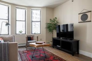 Televisyen dan/atau pusat hiburan di Classic Downtown Loft Style Apartment