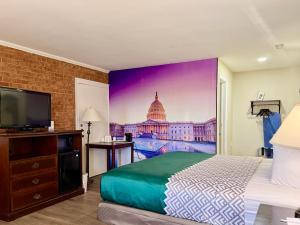 TV a/nebo společenská místnost v ubytování Governor House Inn Arlington/Falls Church + 9 fotografií