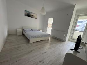 Giường trong phòng chung tại Relax Studio Militari Residence Sector 6