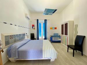 Un dormitorio con una cama grande y un escritorio. en Casa Mondrian - Comfort e Design con Piscina Privata, en Tiggiano 22 fotos más