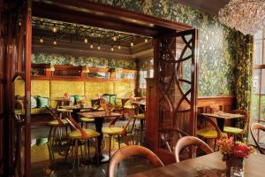 a restaurant with tables and chairs in a room at Hotel Estheréa in Amsterdam