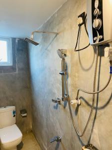 Koupelna v ubytování Mahesh Homestay