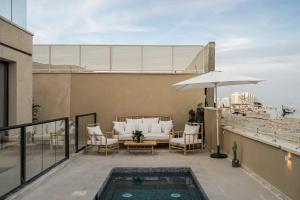 Un balcón o terraza en ריזורט האחוזה- וילה עם בריכה פרטית וסוויטות עם בריכה משותפת מול נוף ים המלח