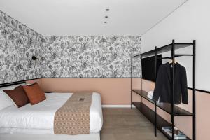 Una cama o camas en una habitación de ריזורט האחוזה- וילה עם בריכה פרטית וסוויטות עם בריכה משותפת מול נוף ים המלח