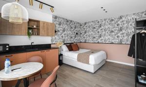 Una cocina o cocineta en ריזורט האחוזה- וילה עם בריכה פרטית וסוויטות עם בריכה משותפת מול נוף ים המלח