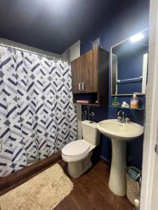 a bathroom with a white toilet and a sink at Mi refugio marino in ArraijÃ¡n
