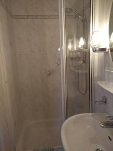 un baño con ducha y lavabo en Landhaus Fohlenhof, en Mehrstetten