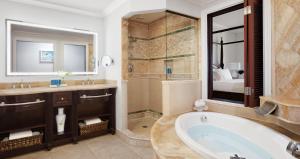 Sandals Royal Caribbean All Inclusive Resort & Private Island - Couples Only的一间浴室