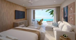 Sandals Royal Caribbean All Inclusive Resort & Private Island - Couples Only的电视和/或娱乐中心