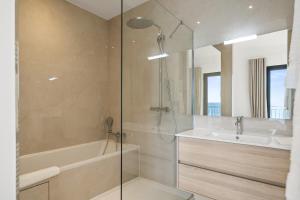 罗克布吕讷-卡普马丹Appartement vue sur Mer aux portes de Monaco Hôtel Le Roquebrune的相册照片 更多12张照片