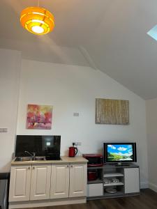 Η κουζίνα ή μικρή κουζίνα στο Beautiful Studio apartment in Beaufort Village on Local Link Bus Route