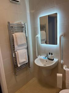 Ένα μπάνιο στο Beautiful Studio apartment in Beaufort Village on Local Link Bus Route