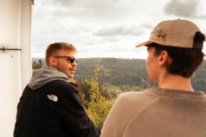 dos hombres parados al lado de un edificio mirando la vista en Zwischen Baumwipfeln träumen, einzigartiges Naturerlebnis, en Bad Wildbad