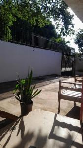 un patio con un banco y una maceta en Posada Sebastian, en Valencia