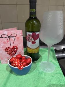 - une bouteille de vin et un bol de fraises à côté d'un verre de vin dans l'établissement bloc 79/one, à Knokke-Heist 6 autres photos