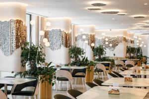 Restoran või mõni muu söögikoht majutusasutuses Tavel Hotel & SPA
