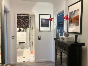 Un baño con ducha, inodoro y lavabo. en Golfplatz Motzen-Apartment mit Aussicht und vielem Komfort, en Mittenwalde