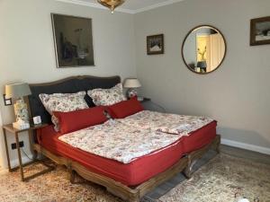 un dormitorio con una cama y un espejo en Golfplatz Motzen-Apartment mit Aussicht und vielem Komfort, en Mittenwalde 11 fotos más