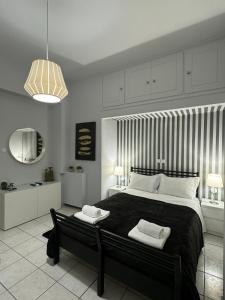 エギオにあるAngelica apartmentの大きなベッドとタオル2枚のある寝室