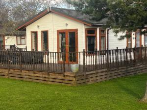 维斯贝希Par Three的一栋门前有木栅栏的房子