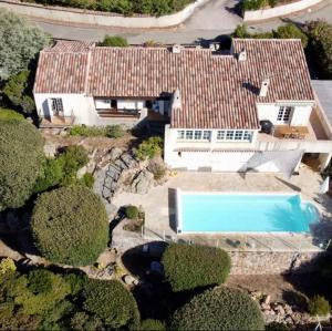 Πισίνα στο ή κοντά στο Villa 5 Pieces 140M2 grande piscine vue époustouflante proche plage du Rupione Pietrosella