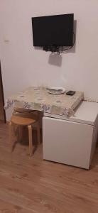 a table with a television on top of it at Pensjonat Motylewo in Bogdaniec