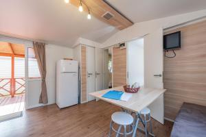 Η κουζίνα ή μικρή κουζίνα στο Camping Paklenica +25 φωτογραφίες