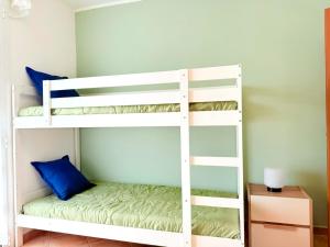 een wit stapelbed in een kamer bij Appartamento Spiga in San Vincenzo