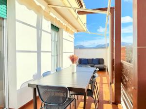een eetkamer met een tafel en stoelen op een balkon bij Appartamento Spiga in San Vincenzo