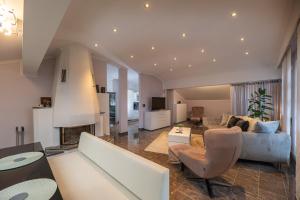a living room with a couch and a table at Chiemgauzeit Ferienwohnung - Chiemgau Karte in Inzell