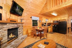 Η κουζίνα ή μικρή κουζίνα στο 1BR log cabin, sleeps 5, firepit, hot tub, 1 free ticket to Dollywood!
