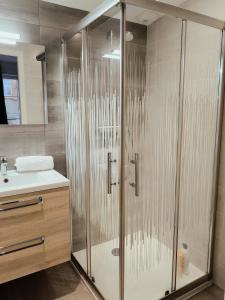 a bathroom with a shower and a sink at Le P'Tivoli - Maison centre historique in Clisson