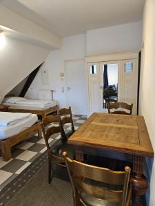 a room with a table and chairs and a bed at Haus mit 4 Ferienwohnungen am Fuselpättken in Sendenhorst