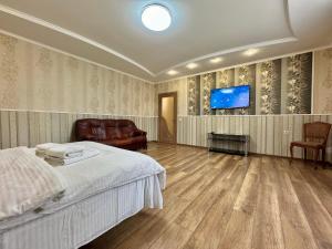 a bedroom with a bed and a flat screen tv at ApartPoltava 100 квадратних метрів затишку в серці Полтави, Корпусний парк, Банківський ЧЕК in Poltava