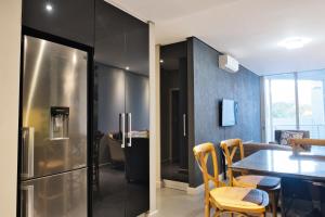 una cocina con una mesa y un refrigerador en 126 Andringa Walk, en Stellenbosch