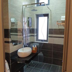 a bathroom with a sink and a mirror at KHÁCH SẠN ĐỨC CHÍNH 2 - Phan Rang in Bắc Sớn
