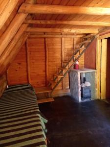 Zimmer im Dachgeschoss mit einer Treppe und einem Kamin in der Unterkunft Cabaña Alpina in Rodeo
