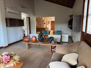 ein Wohnzimmer mit Sofas und einem Tisch in der Unterkunft Domus Hotel - Núcleo Urbano de Carajás in Parauapebas