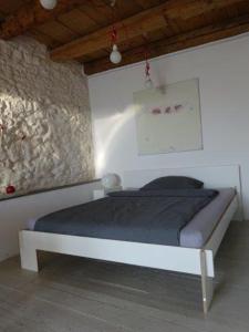 Ένα ή περισσότερα κρεβάτια σε δωμάτιο στο Galeriezimmer im Jurahaus