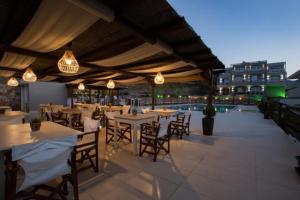 Bazén v ubytování Three Stars Hotel nebo v jeho okolí