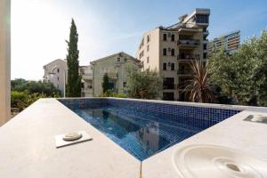 Bazén v ubytování BLACK MOON Apartments nebo v jeho okolí