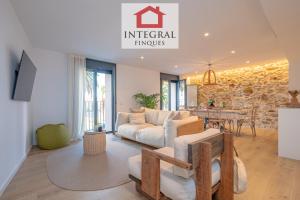 a living room with a couch and a table at Apartament Bella Terra in Palamós