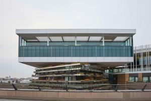 Un edificio de oficinas con un gran edificio en Radisson Blu Hotel, Bergamo ChorusLife, en Bérgamo